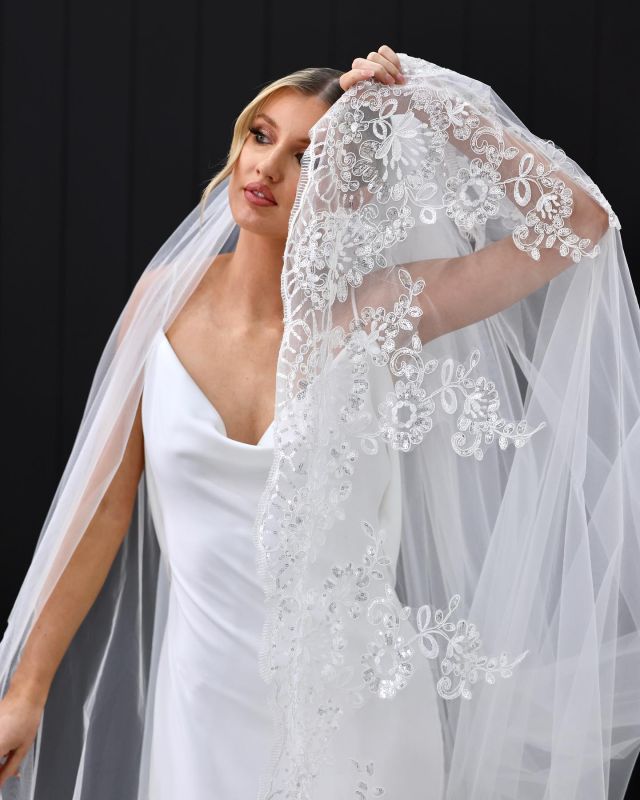 Our Jacqueline veil pairs perfectly with a simple dress to take your look to the next level 😍 
#perthwedding #weddingveil #weddingveils #weddingveilideas #weddinginspiration